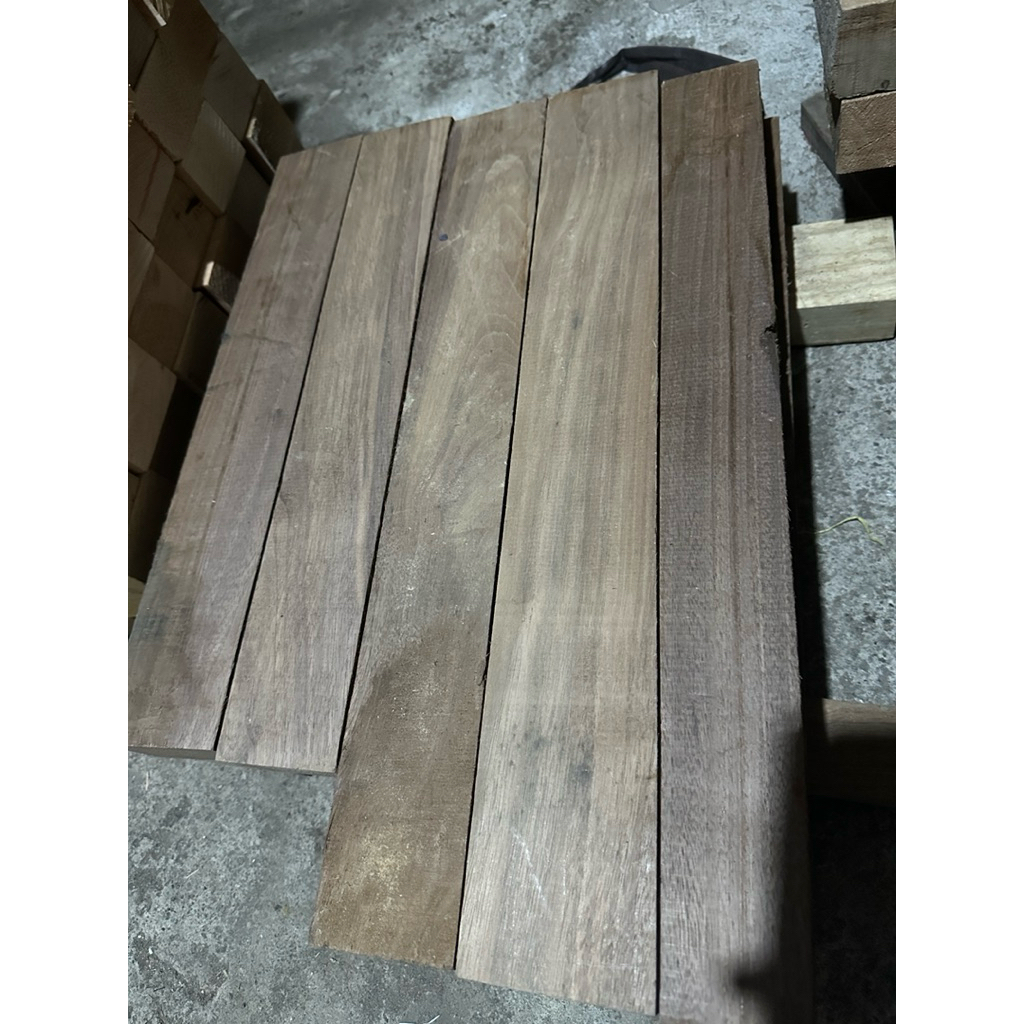 kayu wallnut untuk gitar, neck, stik billiard, popor, stik drum, dll
