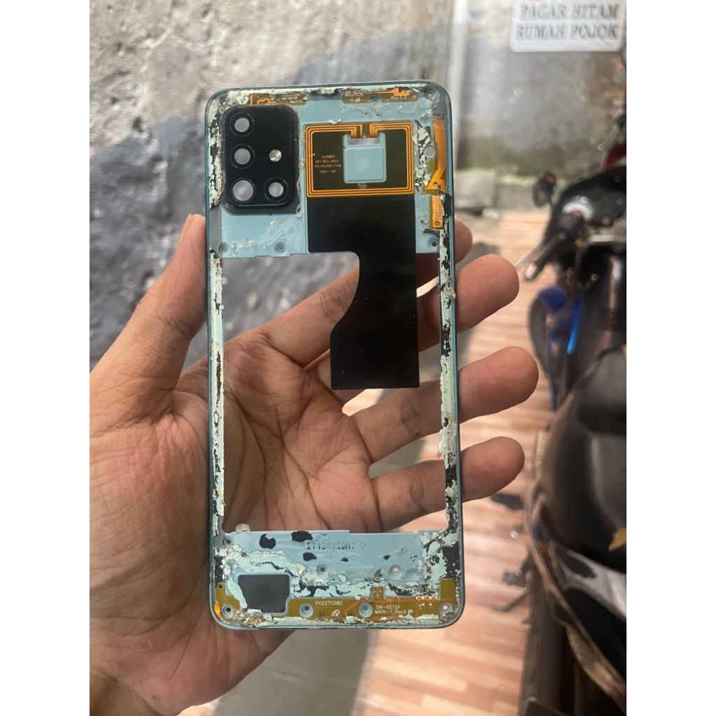 tutup mesin dan lensa kamera tulang mid frame Bezel Samsung a51 ORI copotan