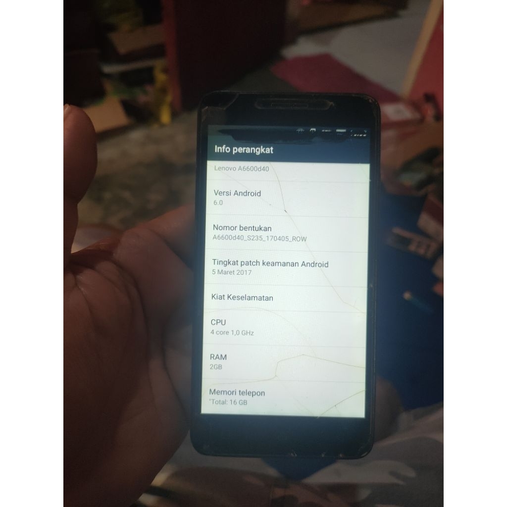 lenovo a6600d40 ram 2/16 minus retak sama bercak sesuai Poto sentuh normal..masih bisa di pakai