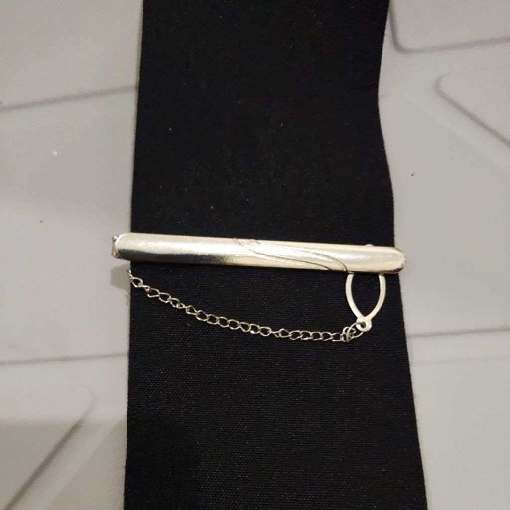 penjepit dasi warna silver motif polos