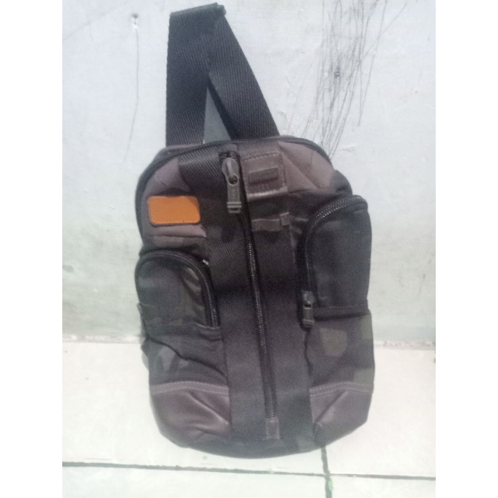 tas tumi slempang second