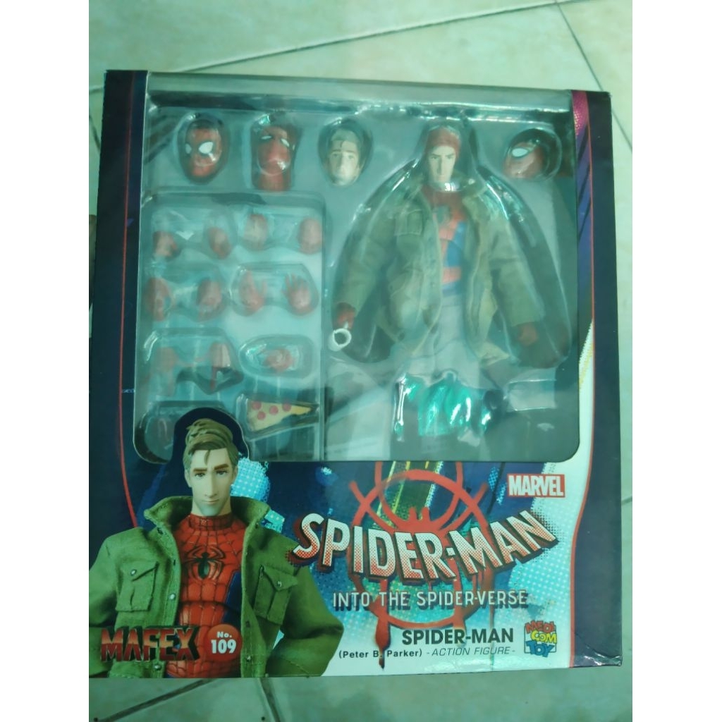 Mafex Spiderman peter b parker