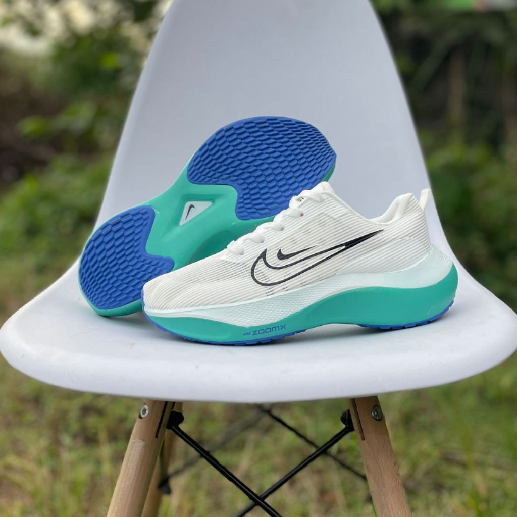 sepatu running Nike zoomx