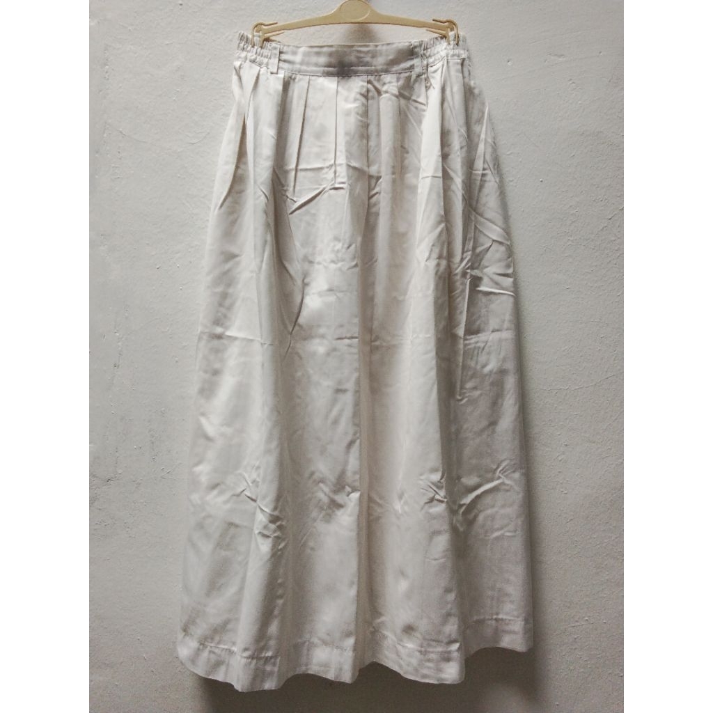 *BOOKED @IVSHEL* ROK PUTIH SEKOLAH SMP (PRELOVED)