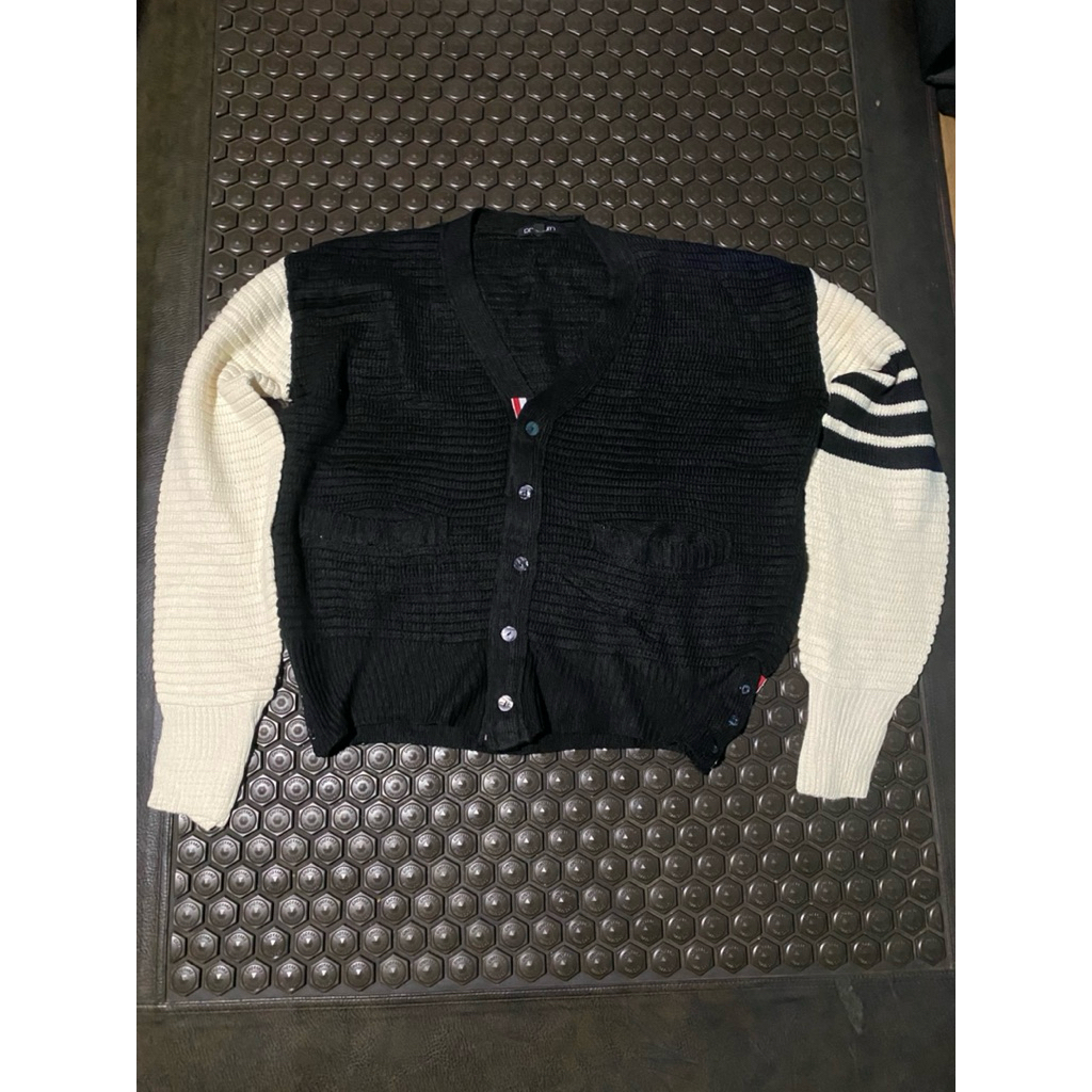CARDIGAN RAJUT PRIMIUM mirip model THOM BROWNE HITAM PUTIH MEWAH BRANDED
