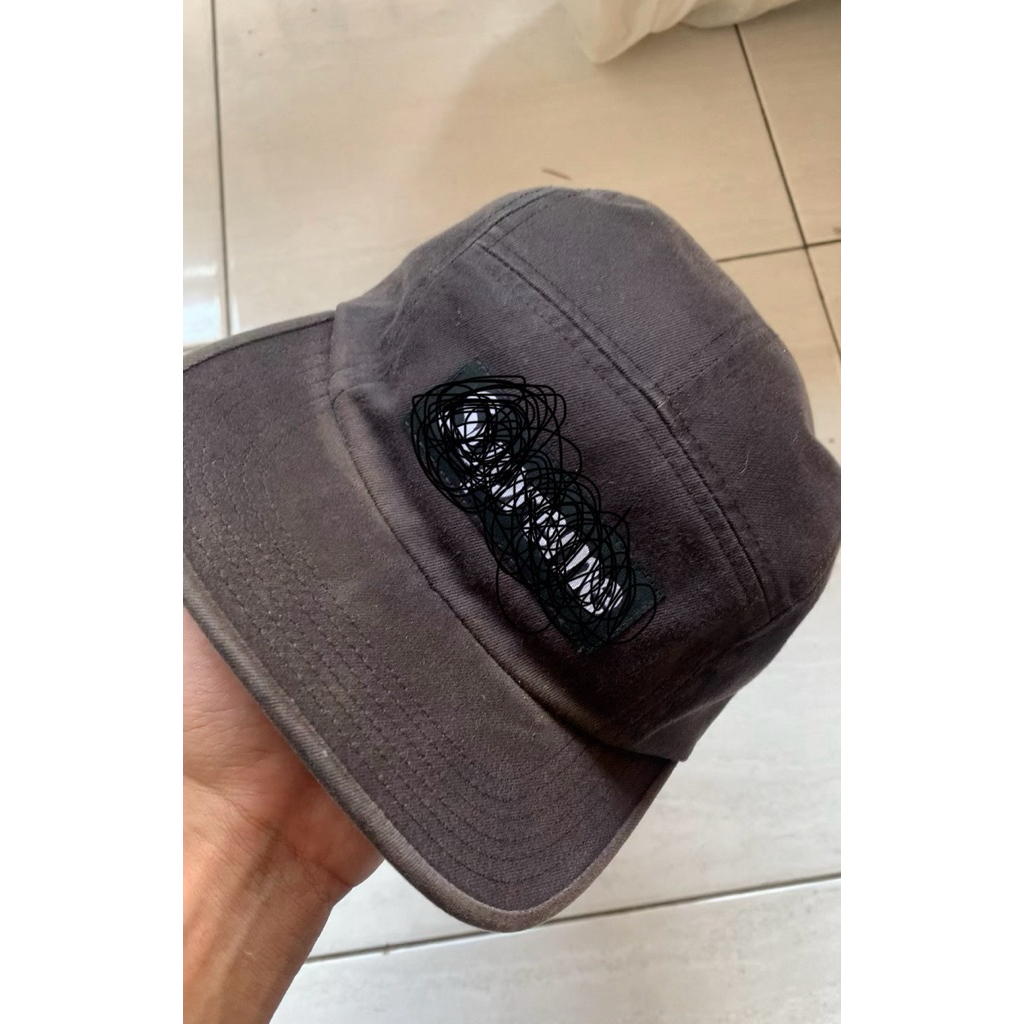 topi supreme logo box
