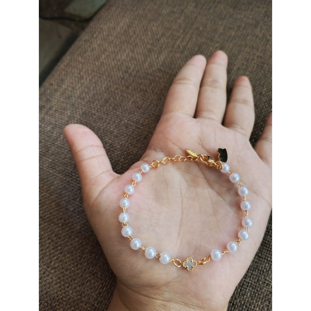 gelang model mutiara mix emas clover putih