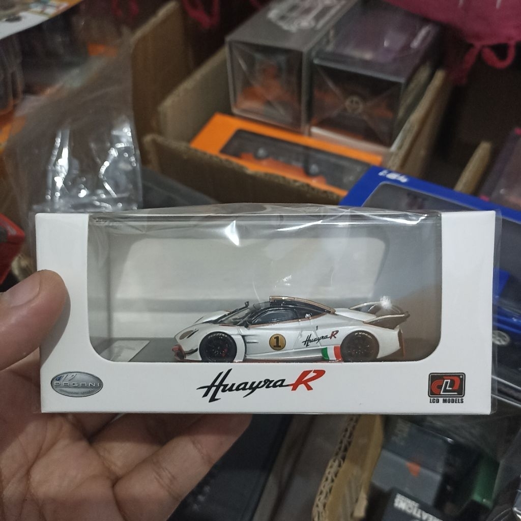 LCD Models Pagani Huayra R 1/64 white