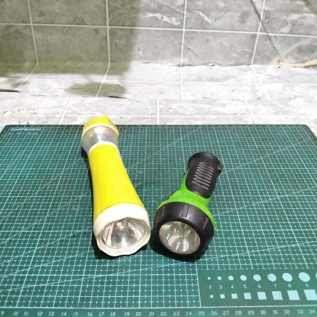 Jual 2 Unit Senter LED Bekas Campur Warna Kuning & Hijau Terjangkau
