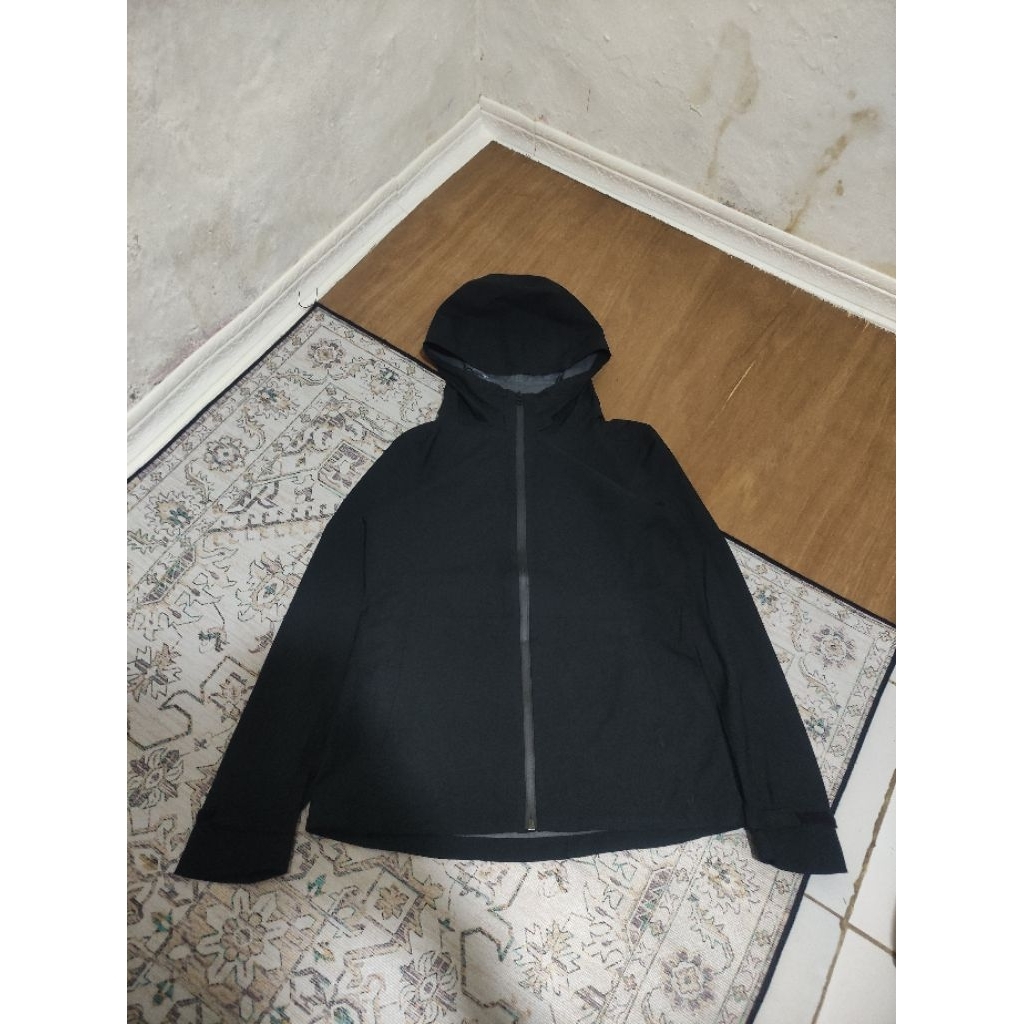 READY UNIQLO BLOCKTECH HITAM SECOND LIKE NEW