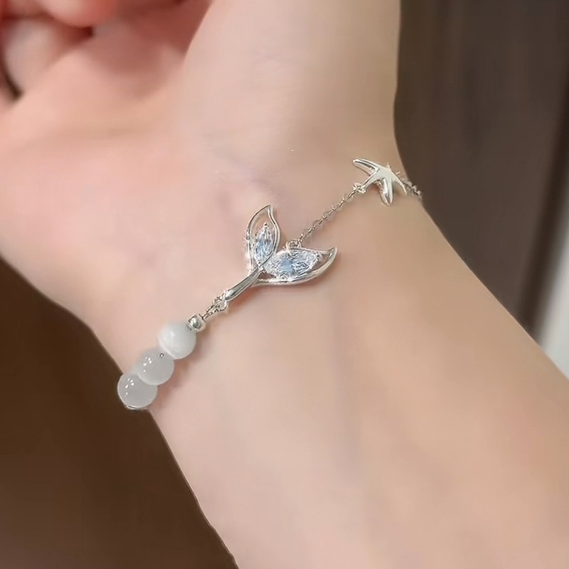 Gelang Perak Desain Ekor Ikan Mermaid dengan Liontin Manik Putih dan Bintang Laut – Aksesori Perhias