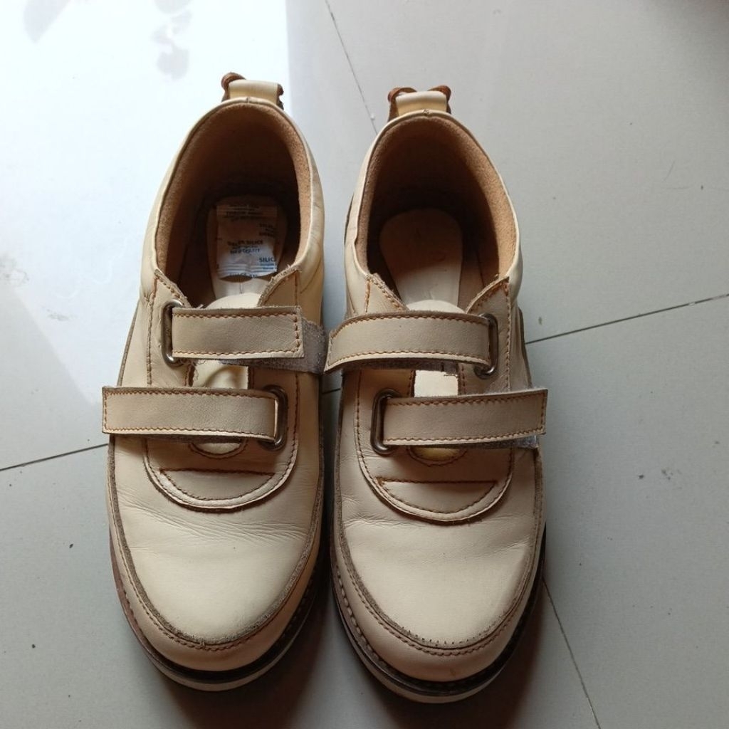 sepatu kulit serlium