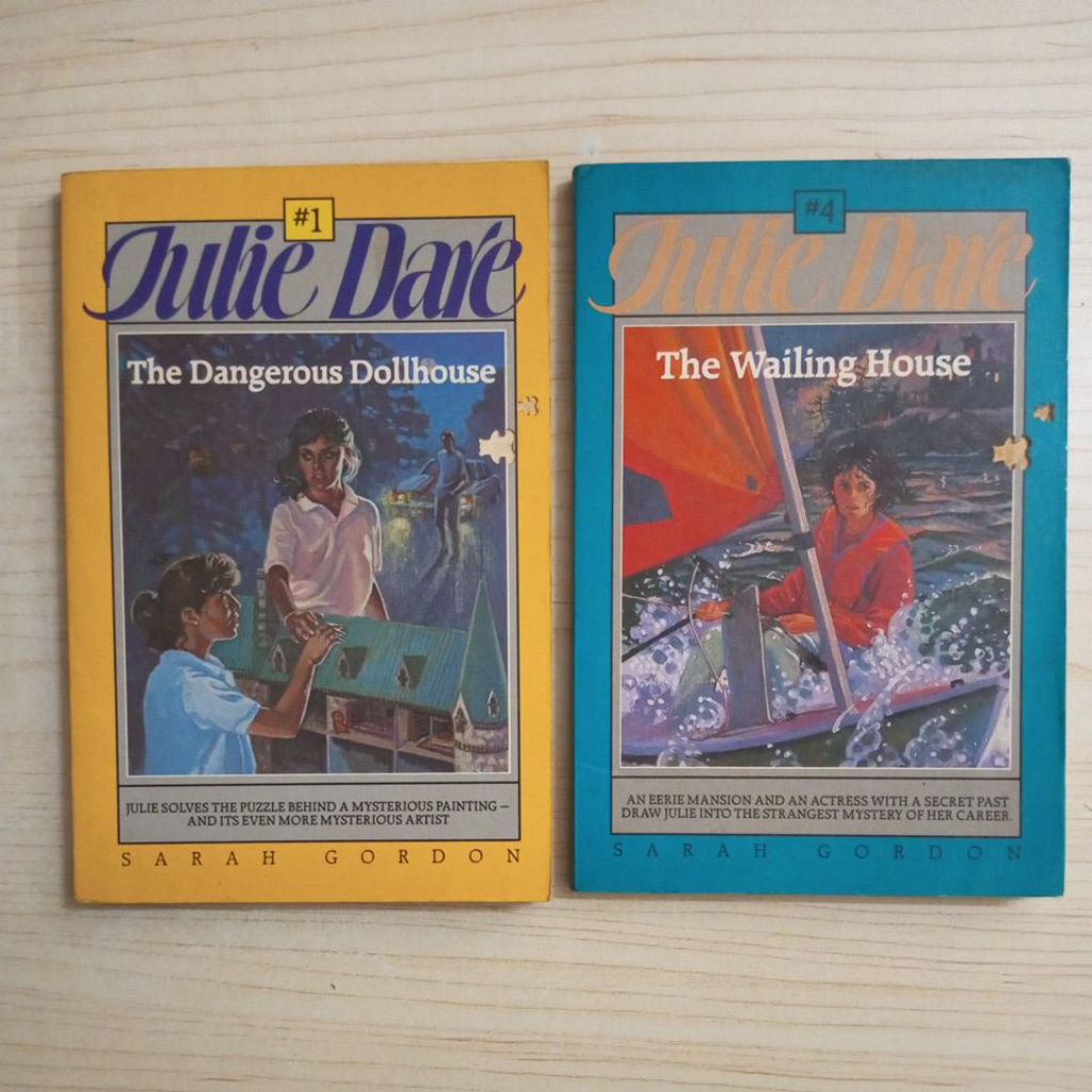 NOVEL JULIE DARE THE DANGEROUS DOLLHOUSE AND THE WAILING HOUSE BY SARAH GORDON SATUAN ORIGINAL