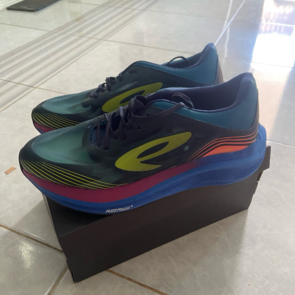 sepatu runing  nineteen