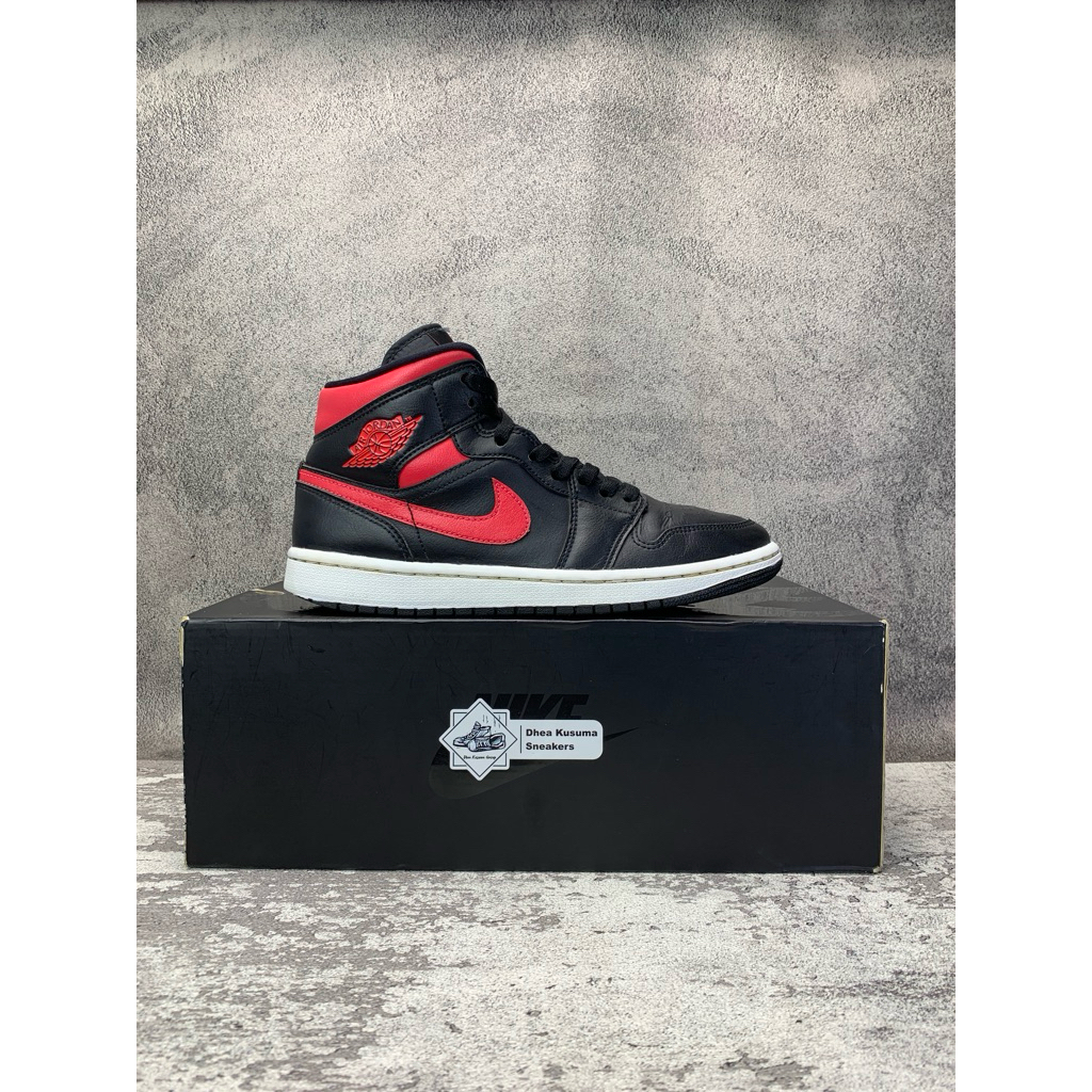 Sepatu Second  Nike Air Jordan 1 Mid Black Siren Red  Size 40 insole 25,5 cm  Original Guarantee 100