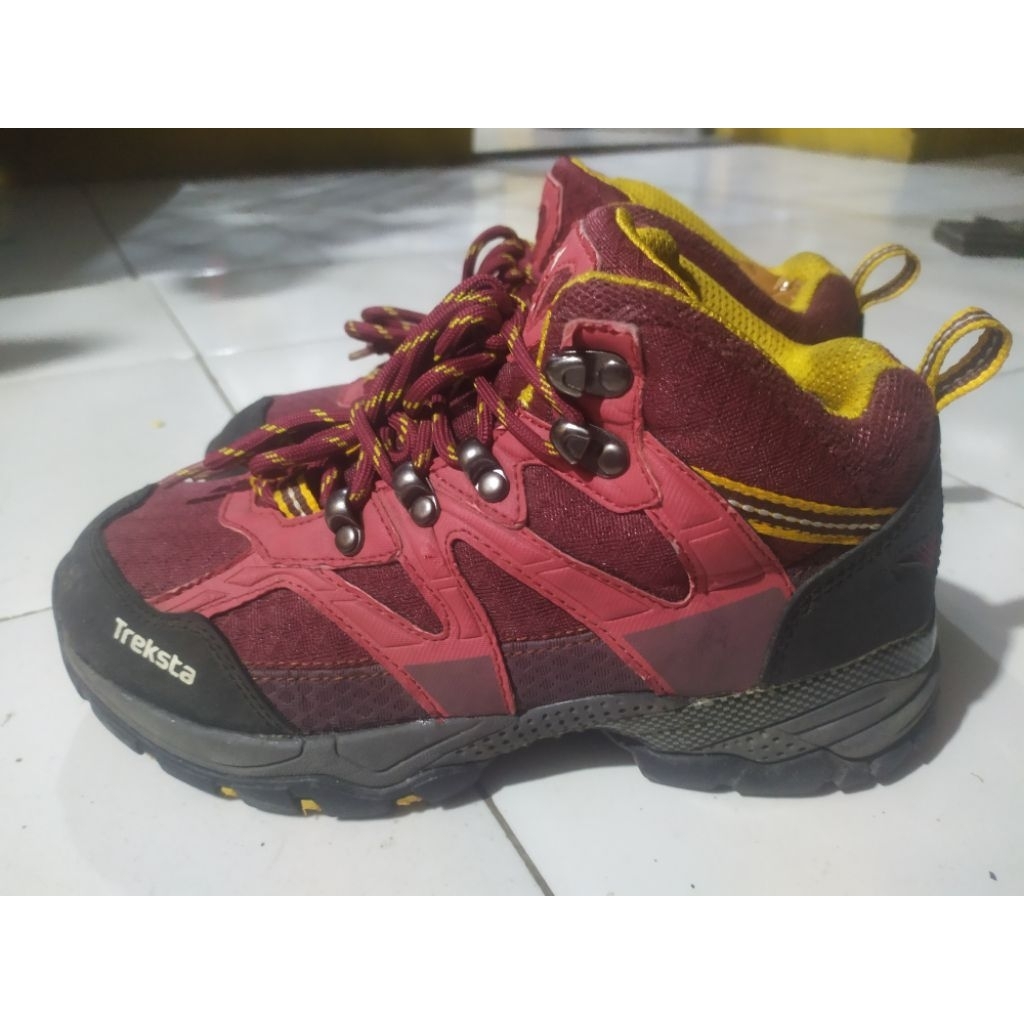 sepatu second outdoor Treksta
