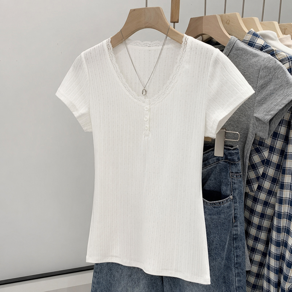 Atasan Kaos Polos Putih Krem dengan Renda Kerah untuk OOTD Harian