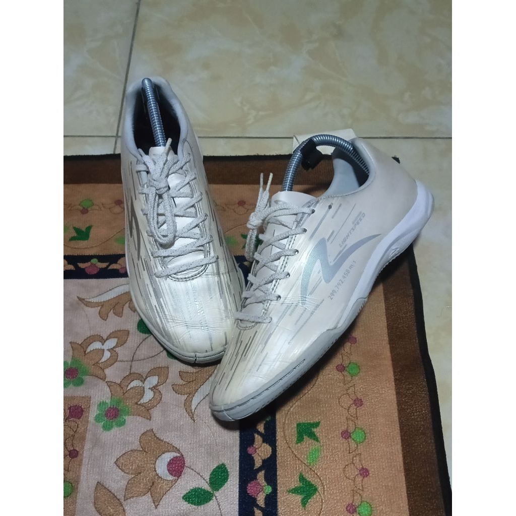 SEPATU FUTSAL SPECS LIGHTSPEED REBORN IN ILLUMINATE PACK