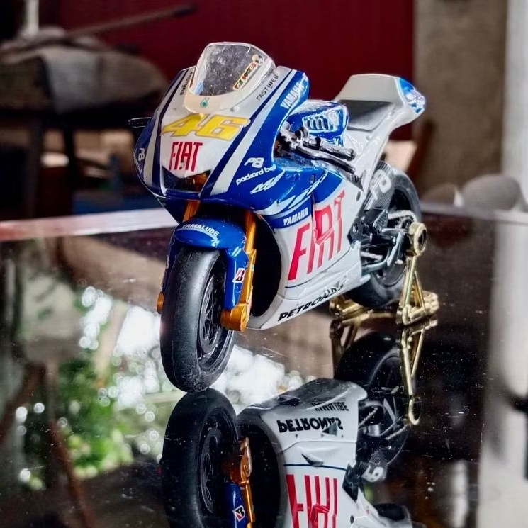 Diecast MotoGP Maisto 1:18 Valentino Rossi 46 Reguler Fiat Yamaha Factory Racing Team 2009 YZR-M1