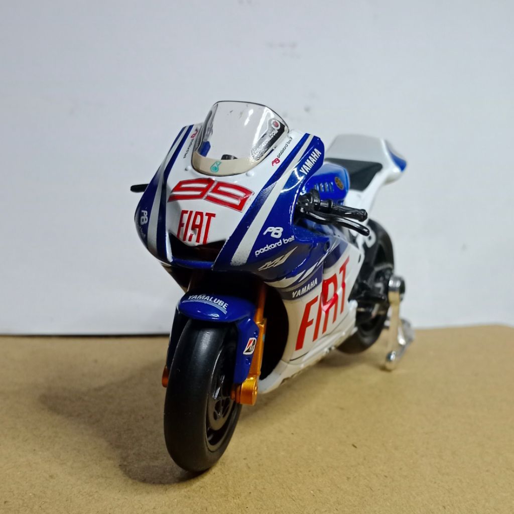 Diecast MotoGP Maisto 1:18 Jorge Lorenzo 99 Reguler Fiat Yamaha Factory Racing Team 2009 YZR-M1
