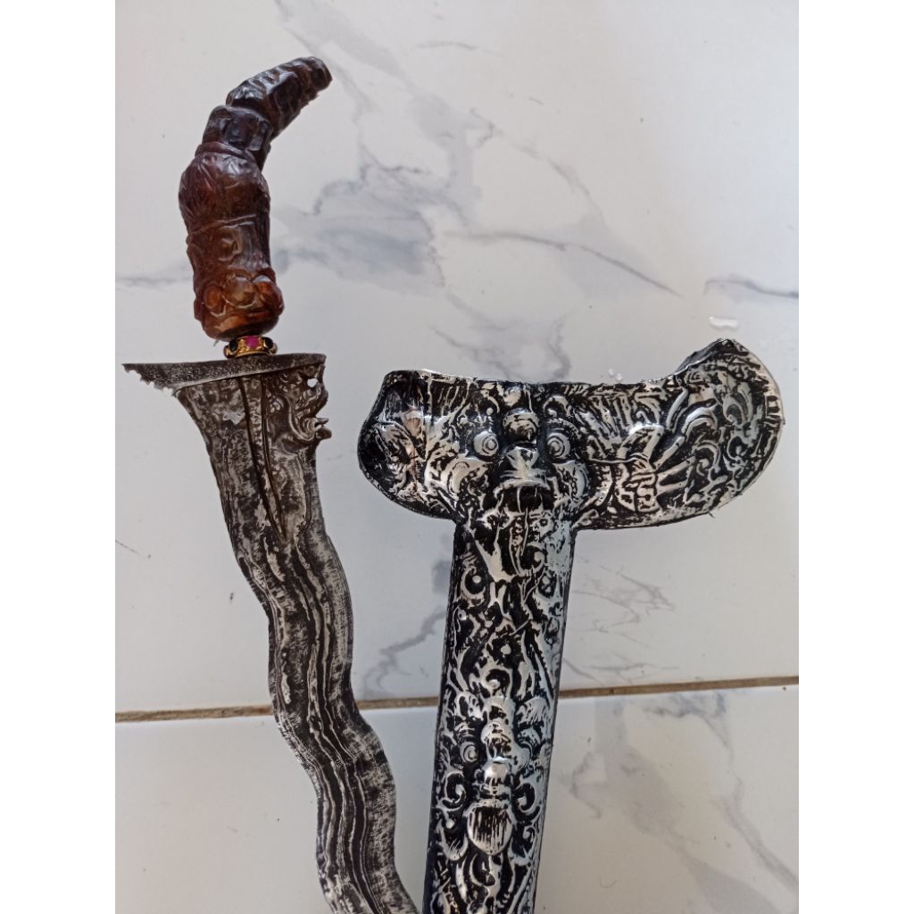 keris Bali gagang tanduk kerbau warangka ukiran Tatah logam