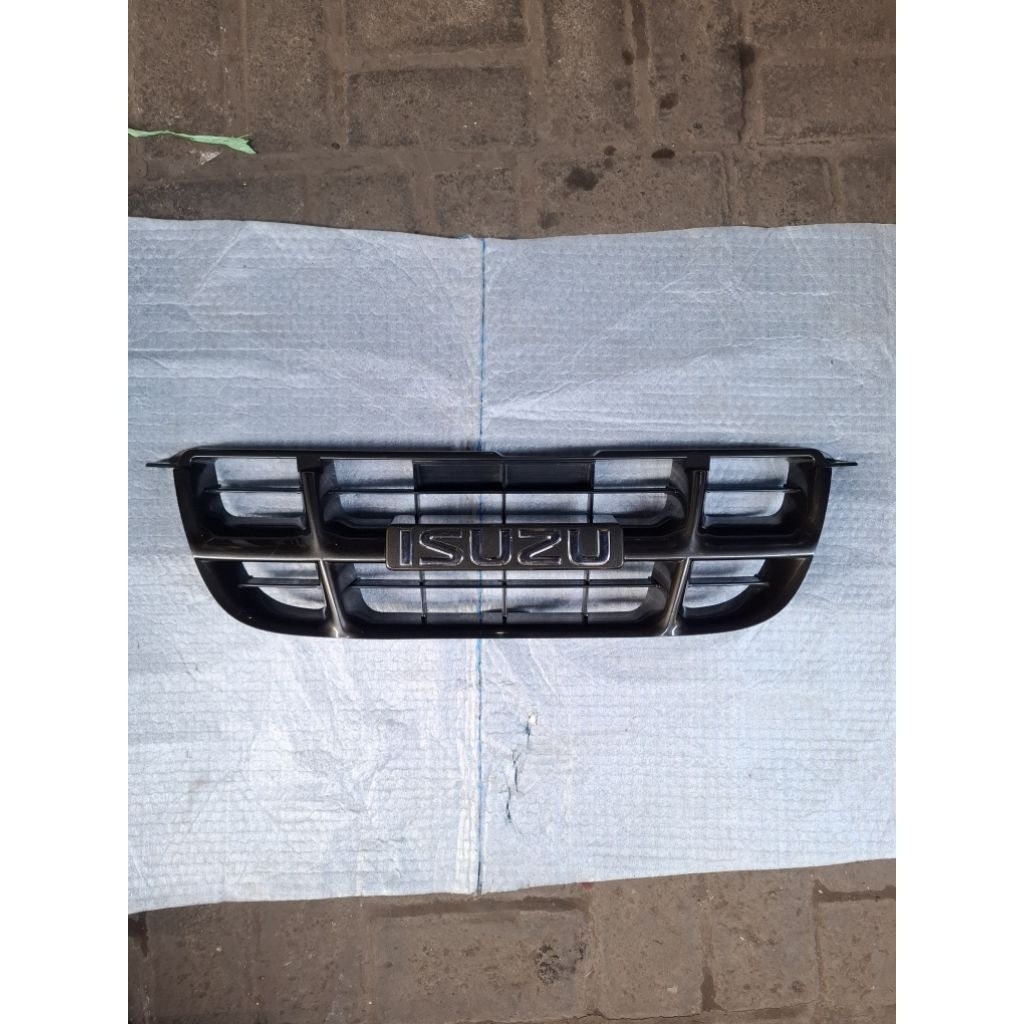 grill isuzu panther kapsul LS LV LM tahum 2000-2003 original 100%