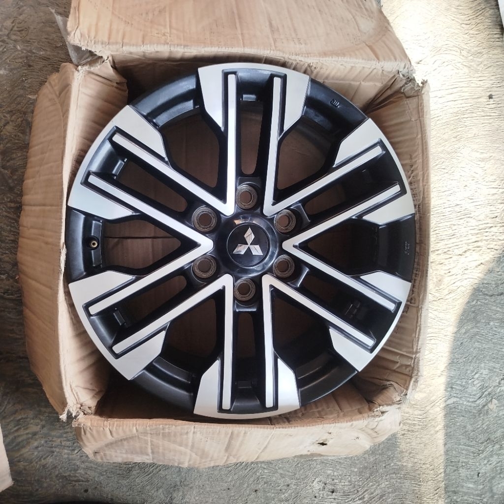 velg pajero dakar 2021-2024 R18 pcd 6x139 original. satuan
