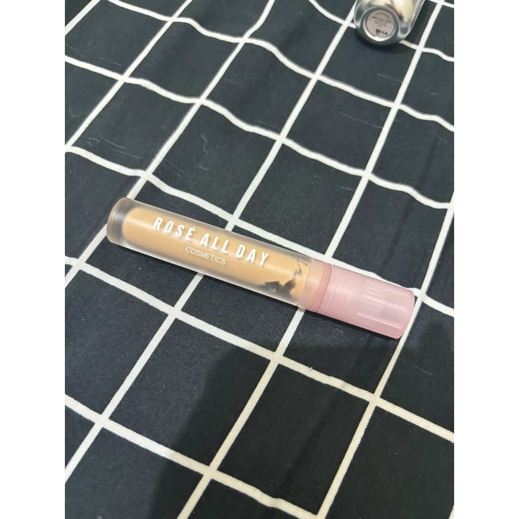 Rose All Day Airy fit Concealer Warm beige