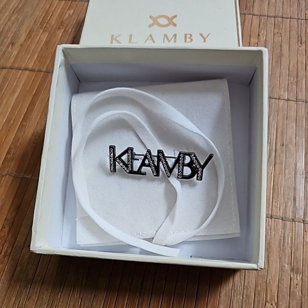 klamby alpabeth brooch black