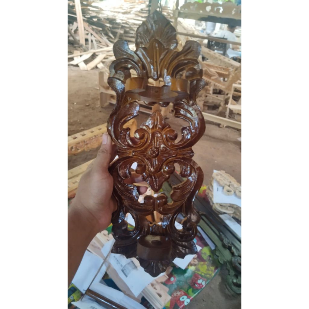 Jagrak Keris Gantung Tembok Model Tegak Lurus Ukir Daun Jati Finishing Glossy Wadah Tempat Pajangan 