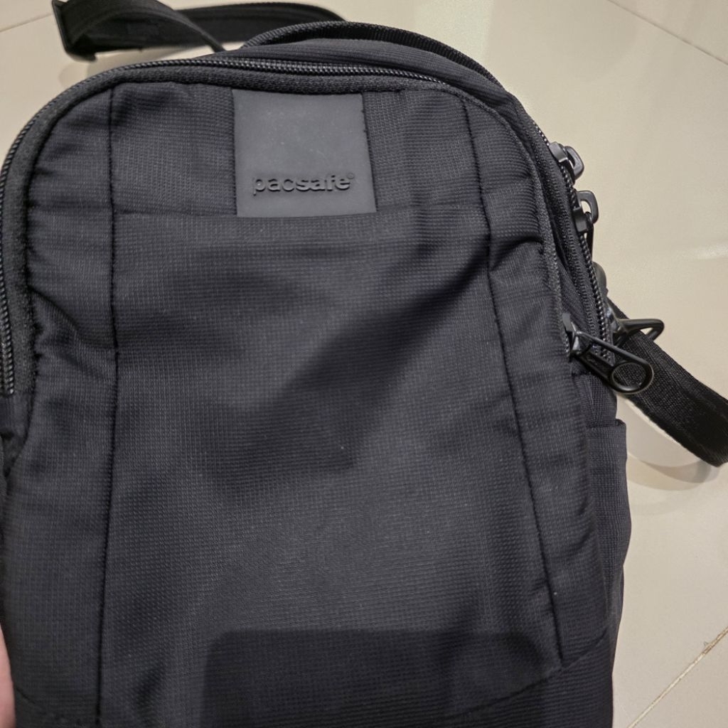 Tas slingbag Pacsafe like new hitam pekat