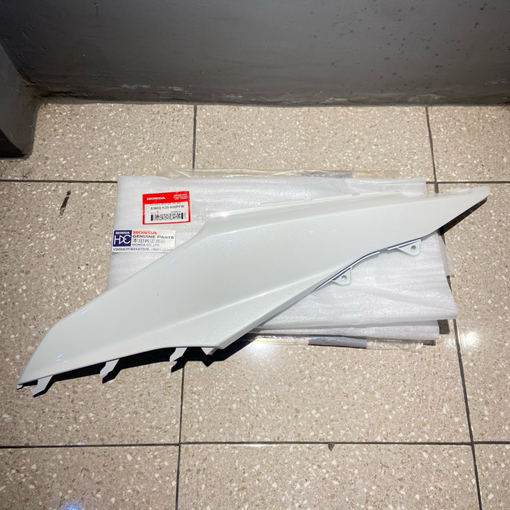 83600 K25 900PFW COVER BODY BELAKANG HONDA BEAT FI K25 PUTIH MUTIARA KIRI ORIGINAL AHM