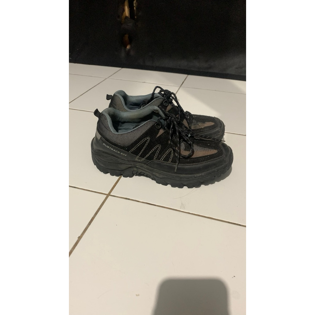 sepatu mendaki