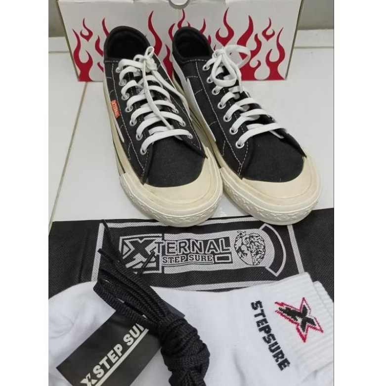Sepatu Sneakers Canvas Pria Wanita Kasual