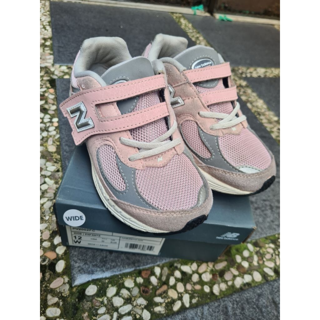 SEPATU ANAK PRELOVED NEW BALANCE 2002R PINK