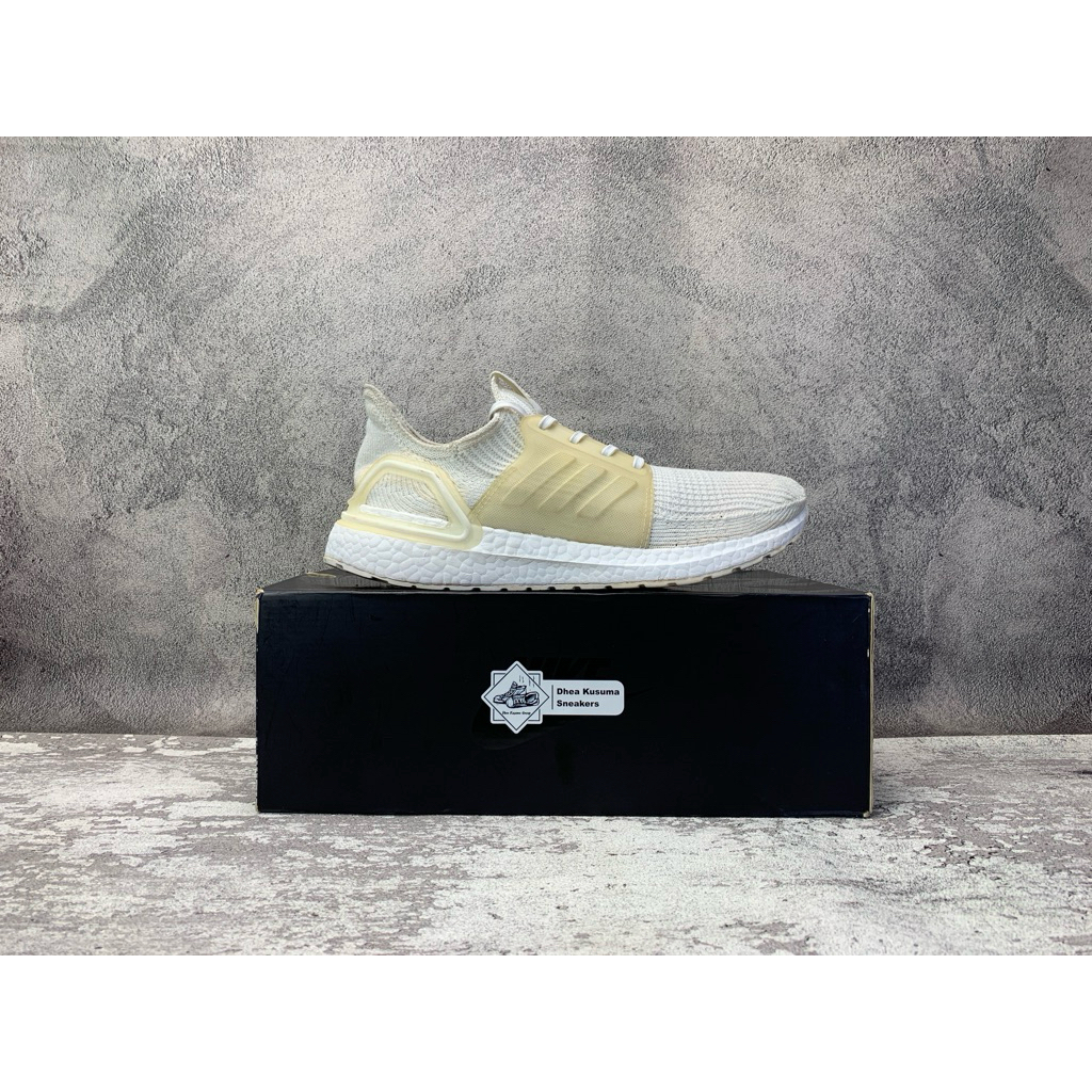 Sepatu Second Lari  Adidas Ultraboost 2019 White  Size 42 2/3 insole 27 cm  Original Guarantee