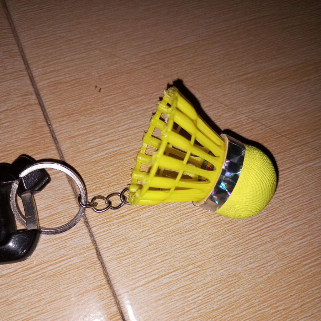 gantungan kunci shuttlecock plastik