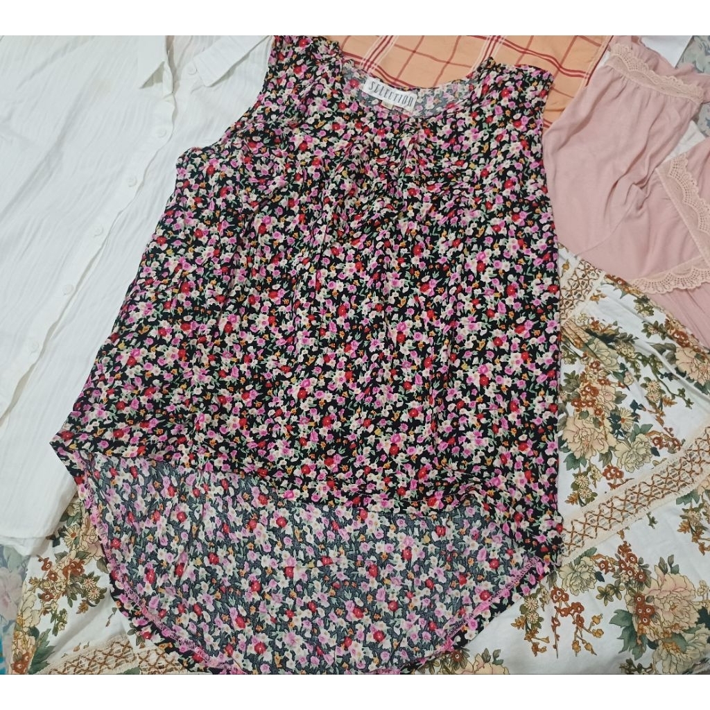 PRELOVED | SELECTION TANK TOP MOTIF BUNGA