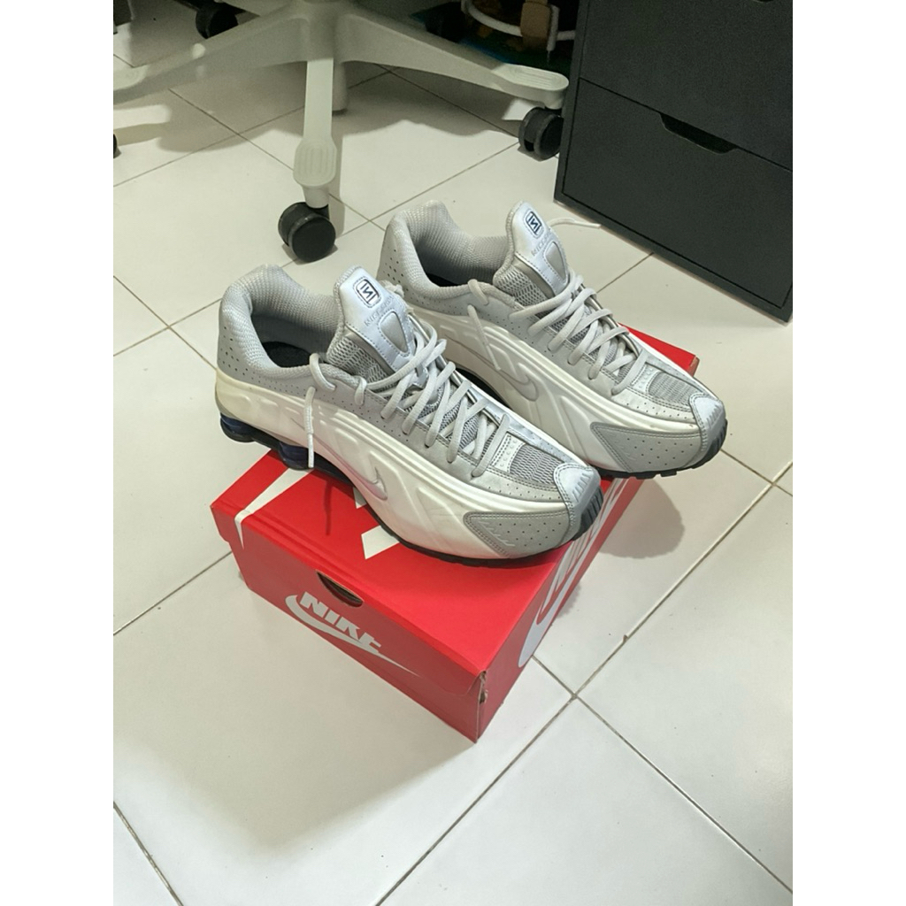 NIKE SHOX R4