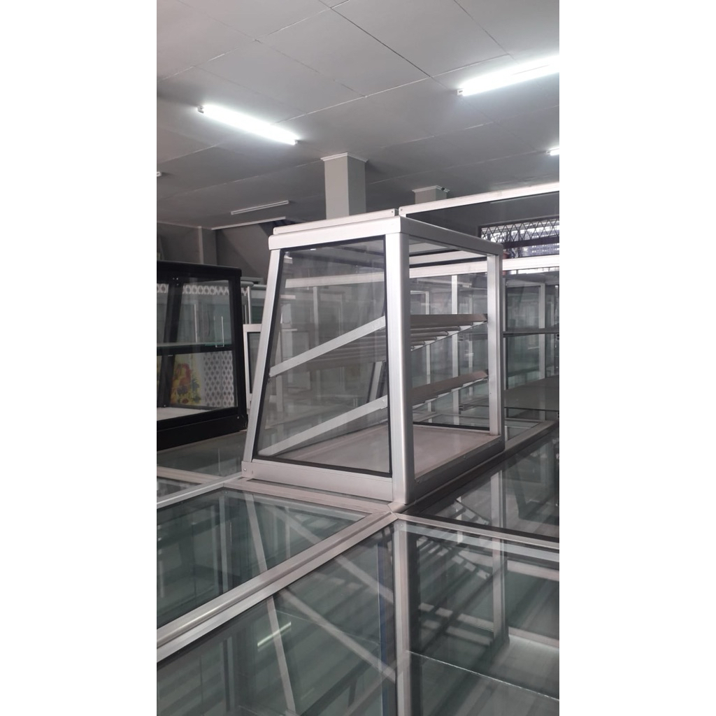 Etalase Gorengan 2 rak sesuai gambar Uk. P.50 L atas.30 L bawah.40 T.50 Bawah melamin dengan pintu r