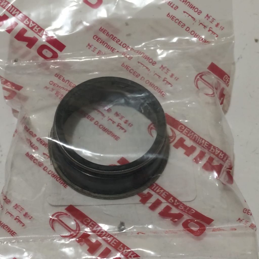 Oli seal roda belakang luar Hino Dutro/Dyna 90310-40001