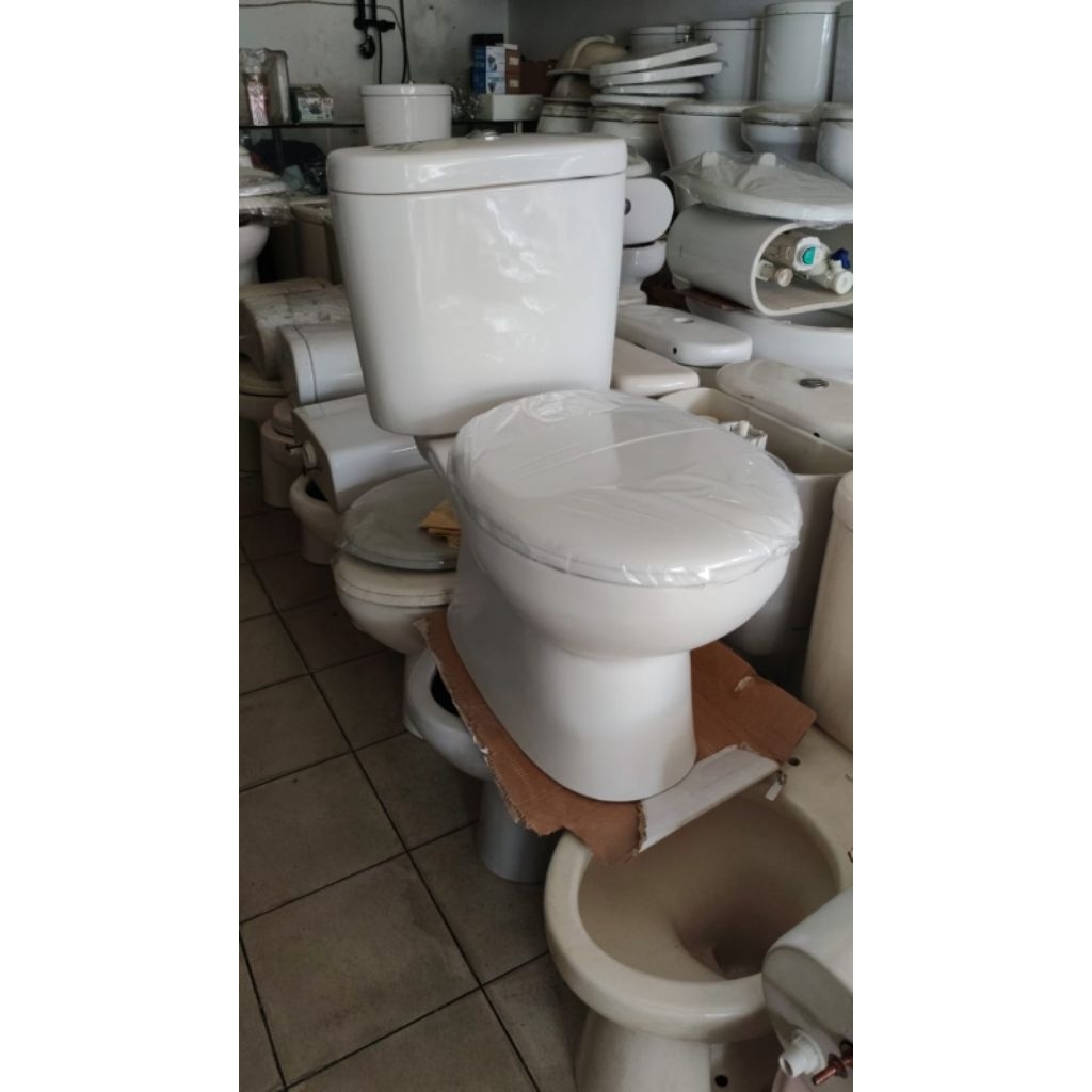 Kloset duduk Jarak as 18cm Closed closet Toilet duduk Toto TOTO CW 661 JP ( bekas)