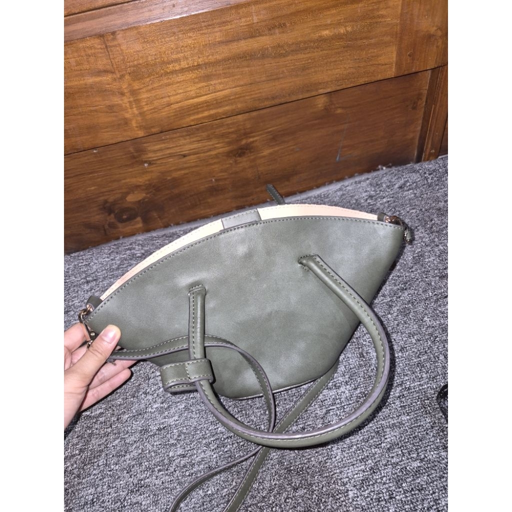 PRELOVED TAS SLING BAG STRADIVARIUS
