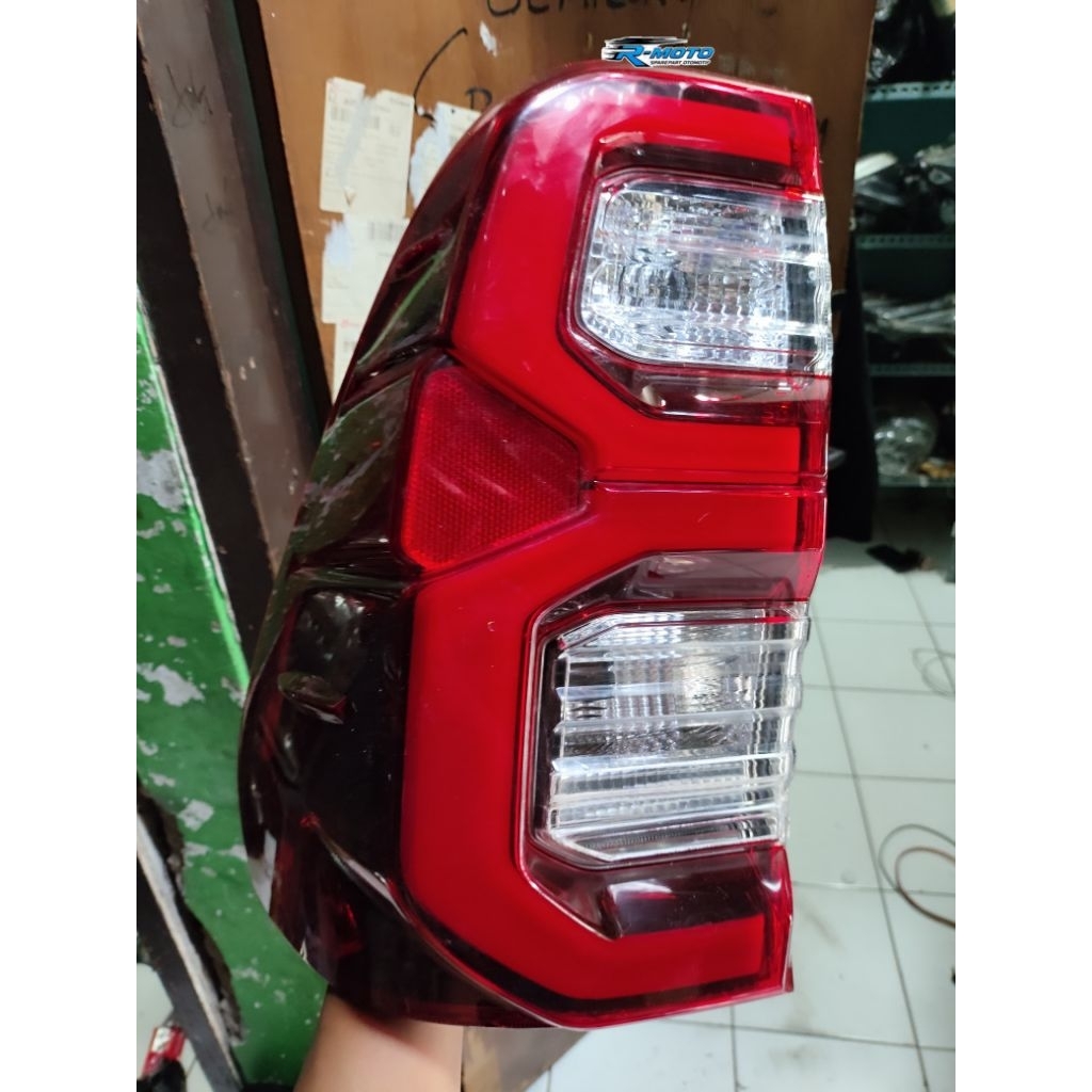 stoplamp lampu belakang toyota Hilux rocco original