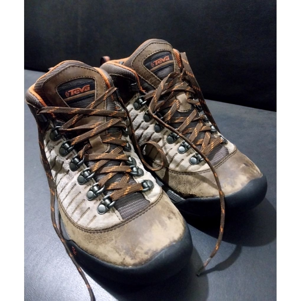 sepatu tracking gunungTeva preloved