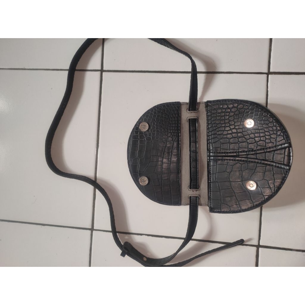 Miniso croco sling bag - black