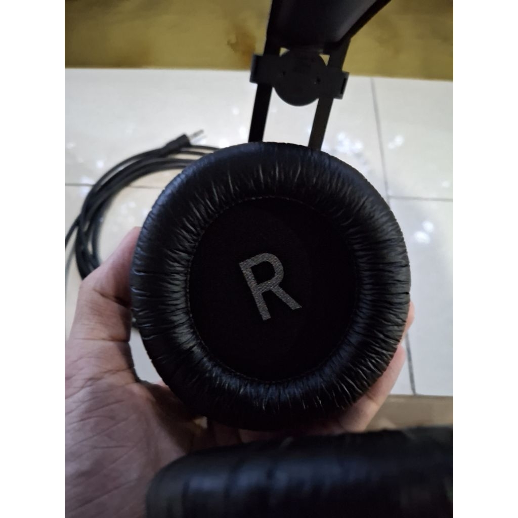 AKG K52