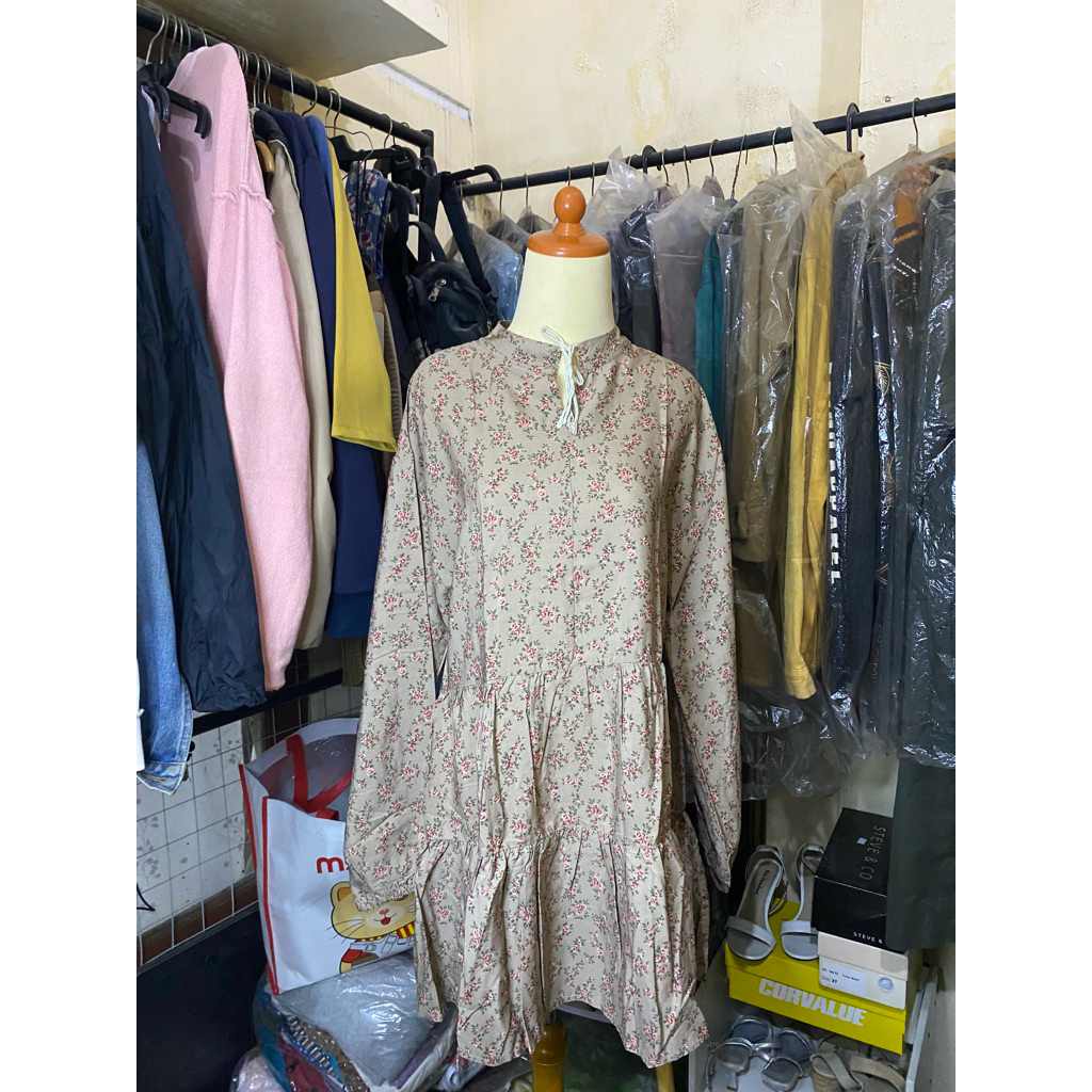 `Dress Korea Floral Beige Ruffle Bawah Tunik Kerah Tali Lengan Panjang Muslimah`