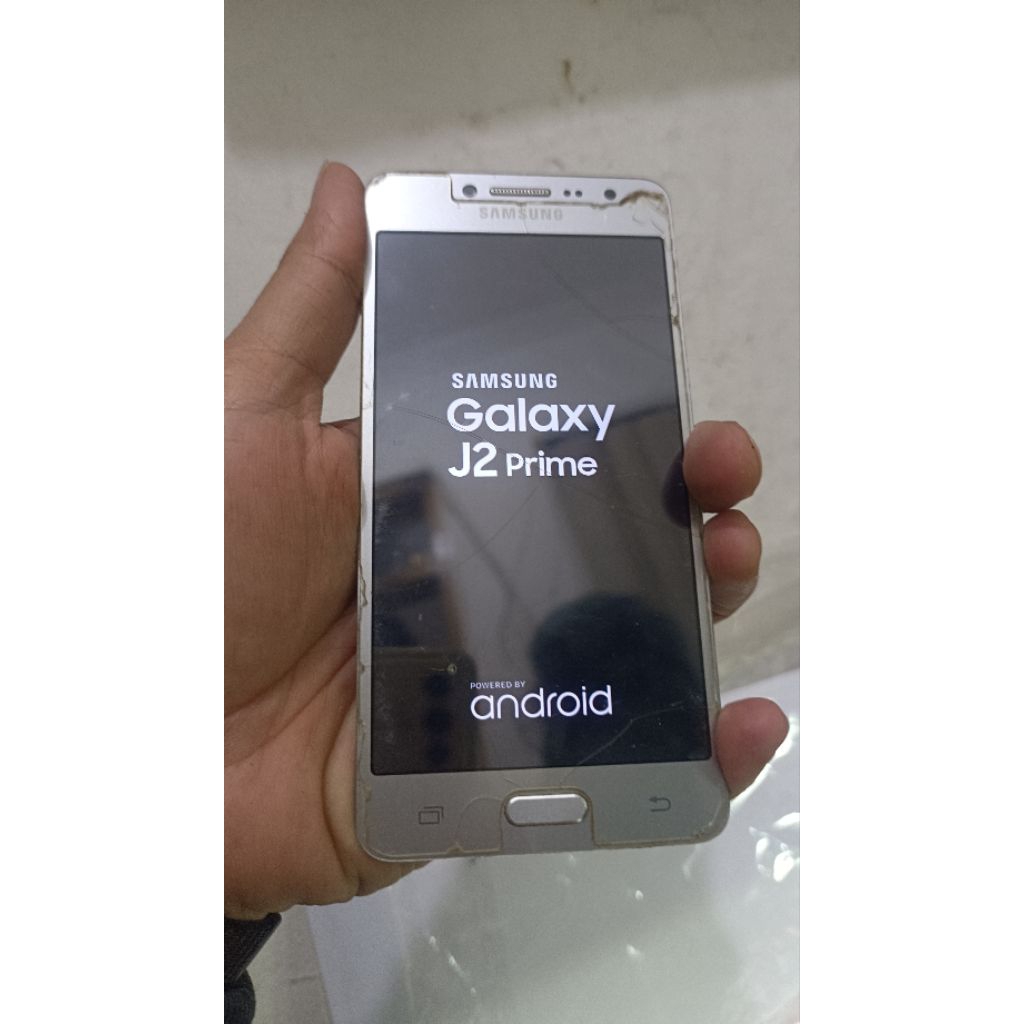 Lcd ori copotan samaung j2 prime udah ada layar sentuh nya  minus ada tompel dikit tapi gak ngaruh