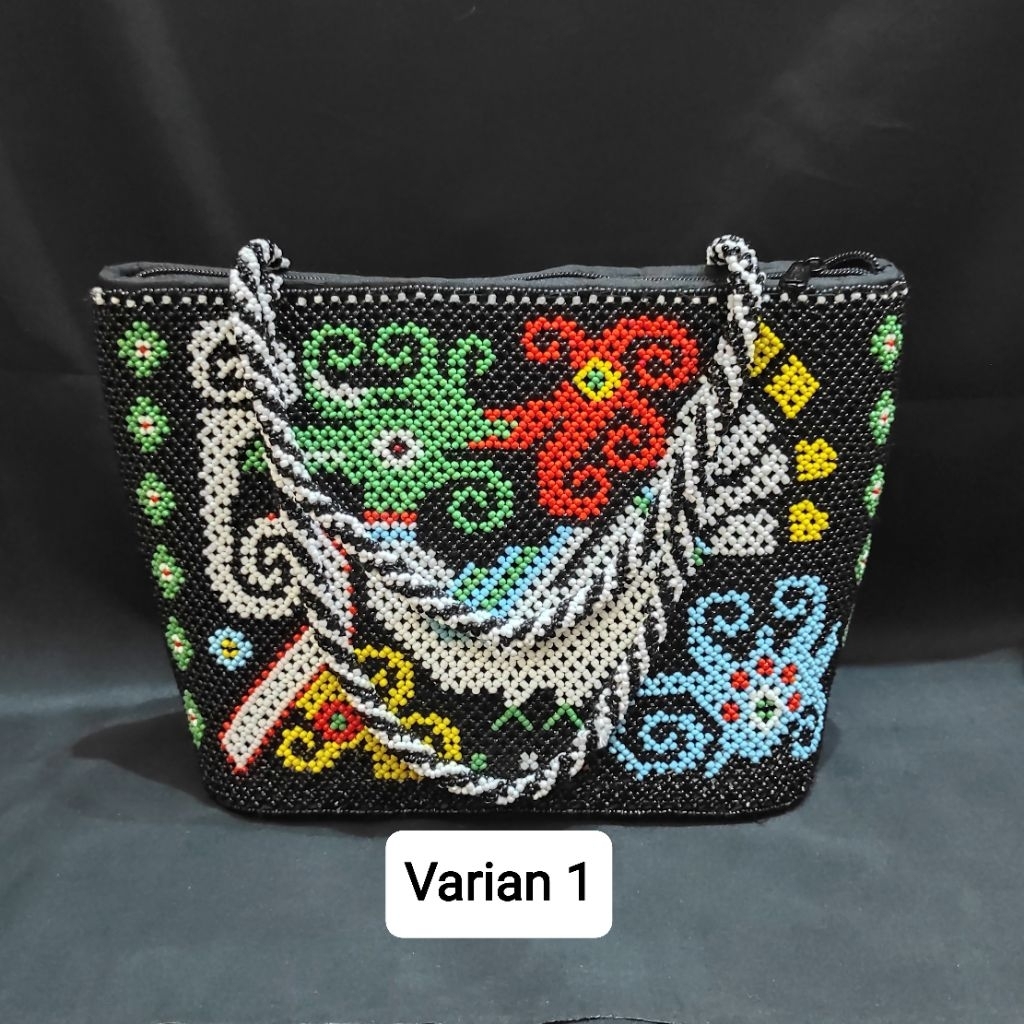 Tas manik motif dayak kalimantan